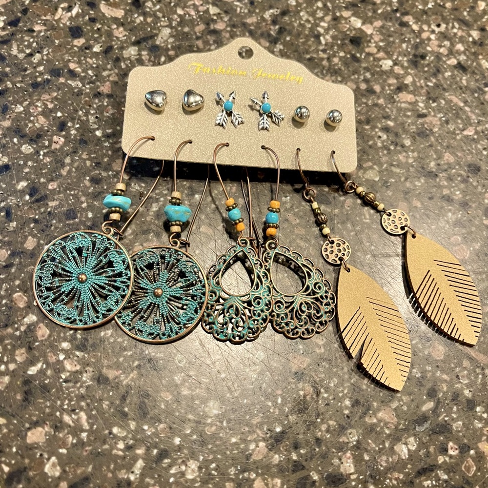 Fantastic earrings. The perfect accessory to complete your day or evening look!